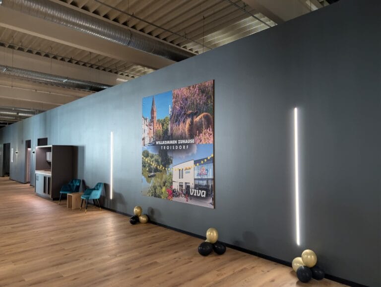 Gestaltete Wand mit Lichtleisten