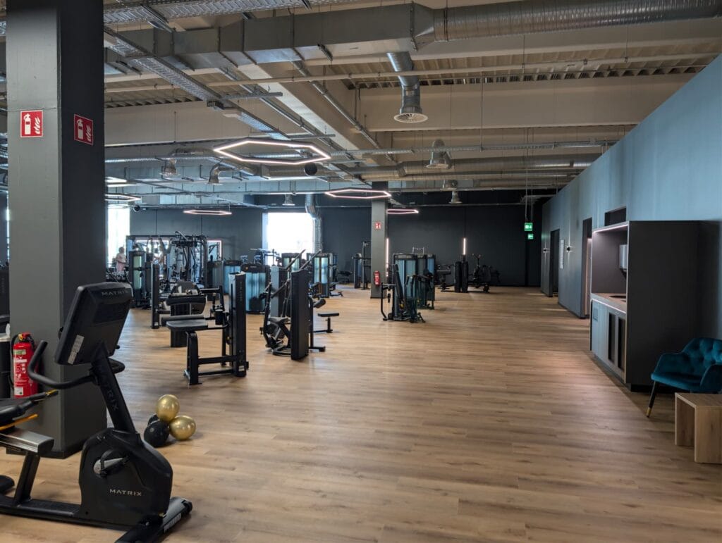 Trainingsfläche mit offener Decke und Lüftungskanälen – Ausbau Mata Fitness