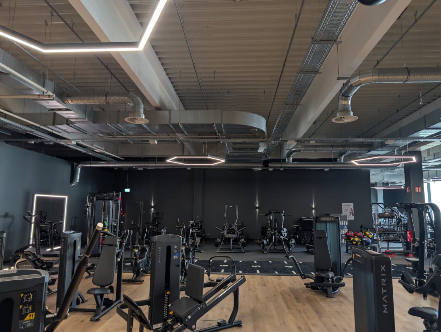 Kraftbereich mit Lichtbändern – Ausbau Mata Fitness, Galerie Troisdorf