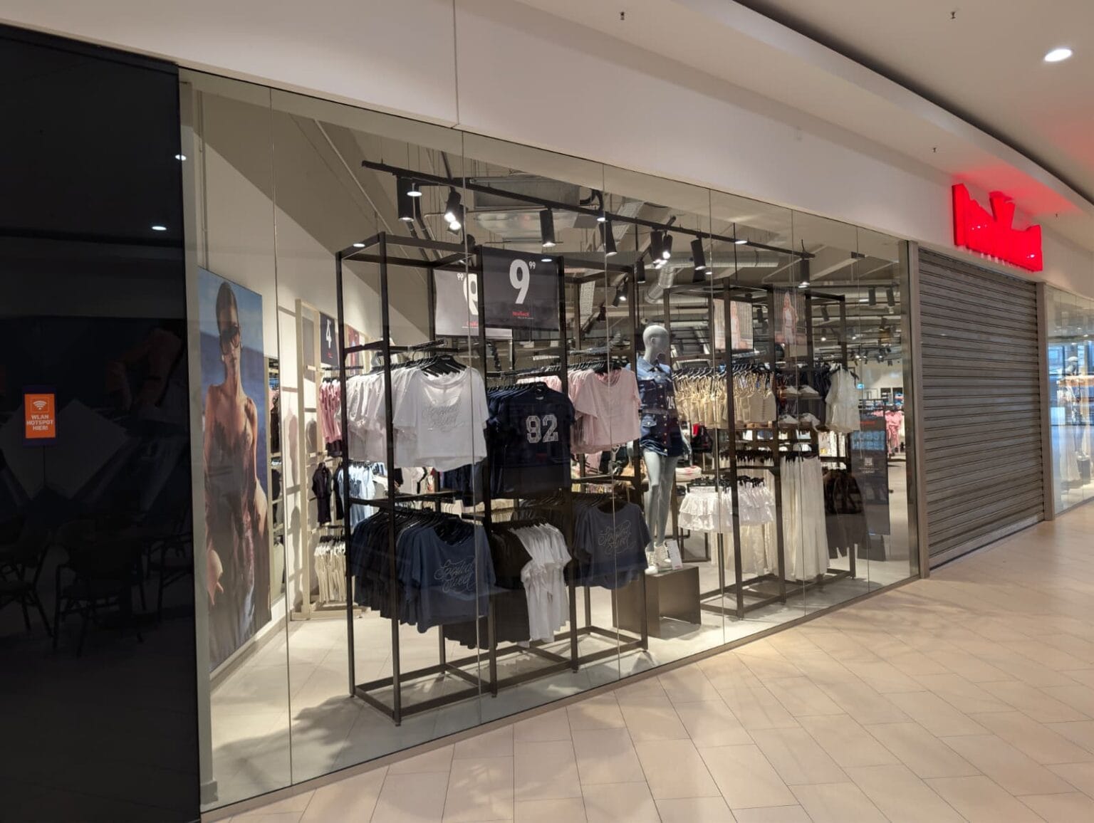 Ladenfront New Yorker in der Galerie Troisdorf