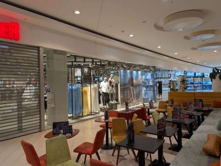 Schaufenster neben dem Gastronomiebereich der Galerie